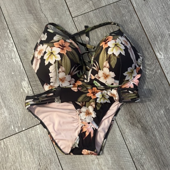 Shade Shore swim suit. Washed and never worn - Picture 2 of 3